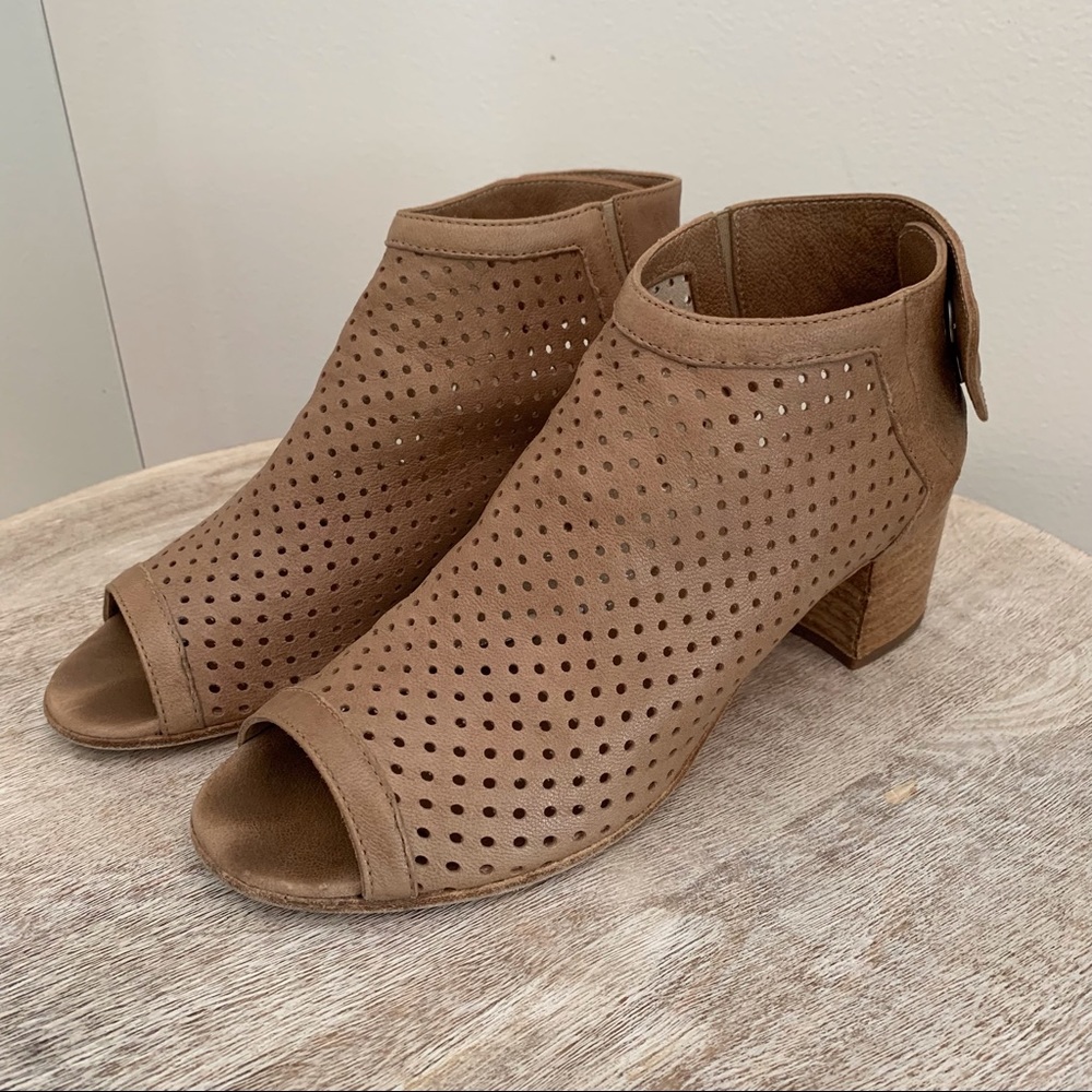 Mimosa open toes heels tan leather sandals